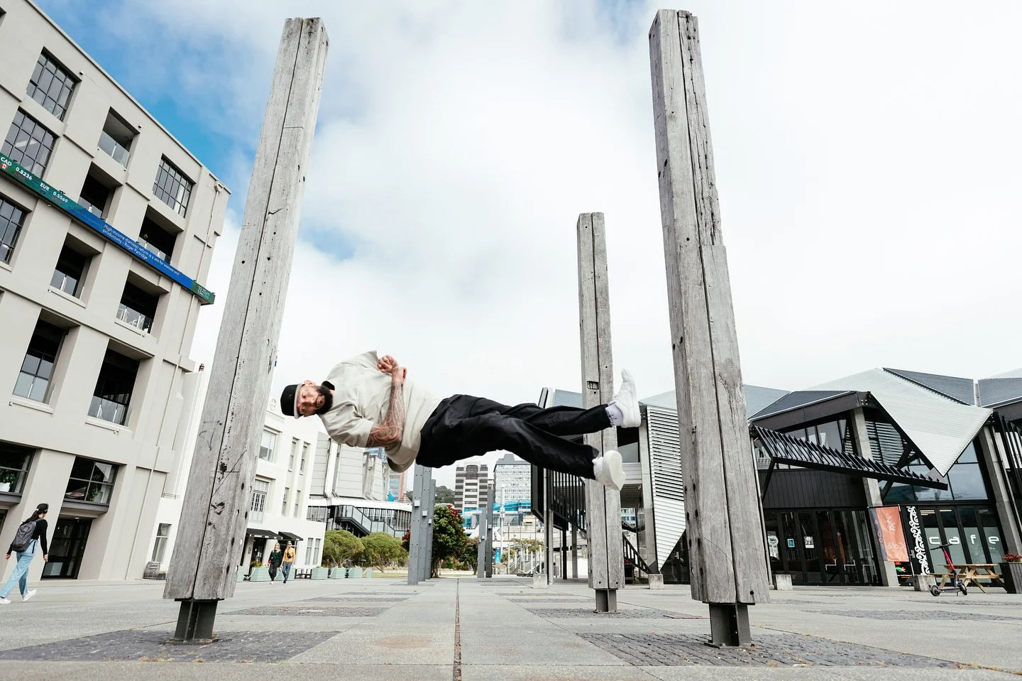 Horizontal freeze between city pillars